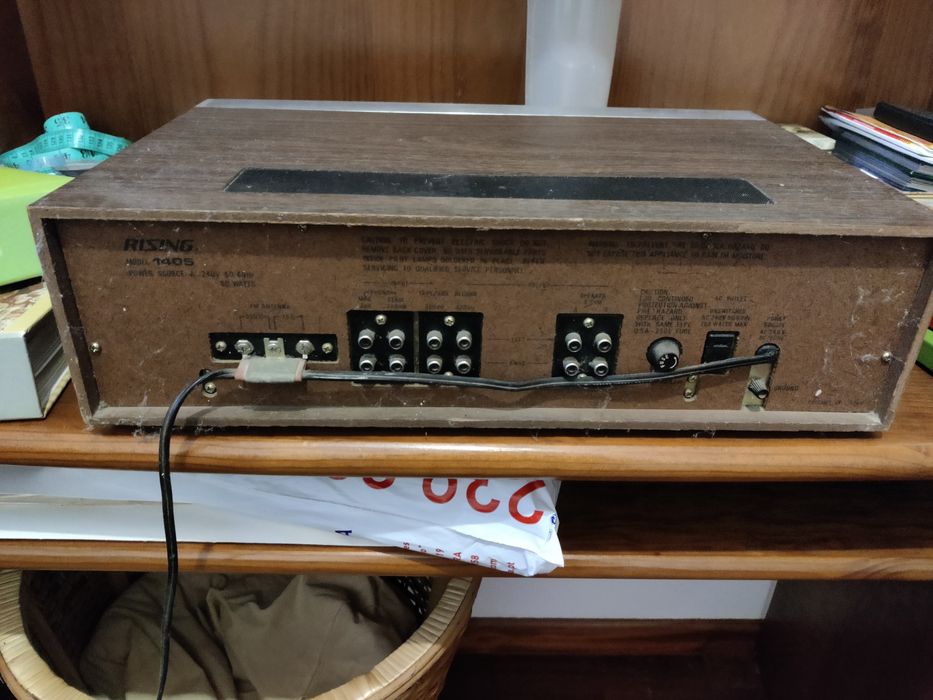 Recetor estéreo FM/AM, especificamente um modelo "Rising FM/AM Stereo
