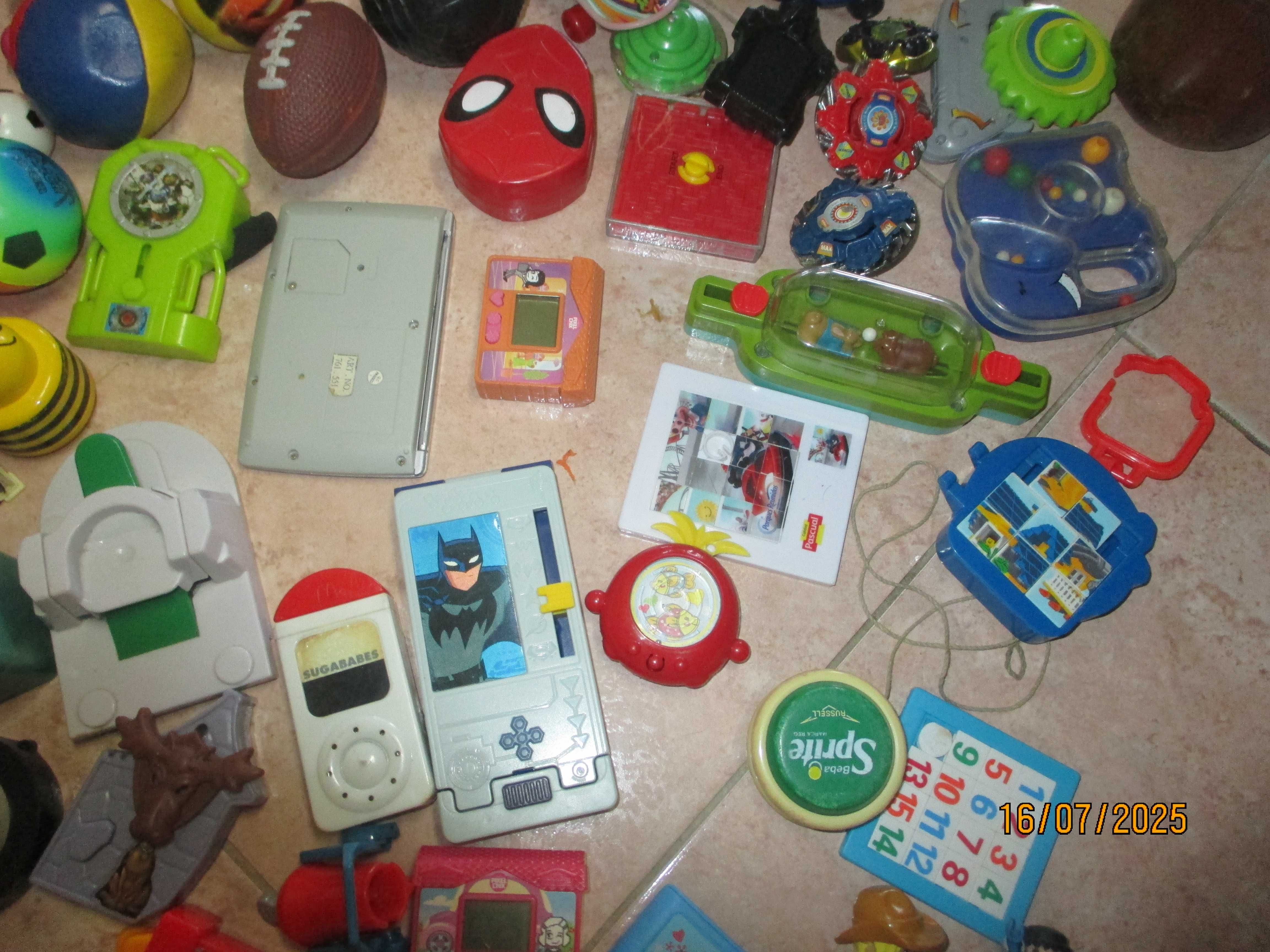 Mais de 100 peças, bonecos, jogos, pequenas bolas e mais