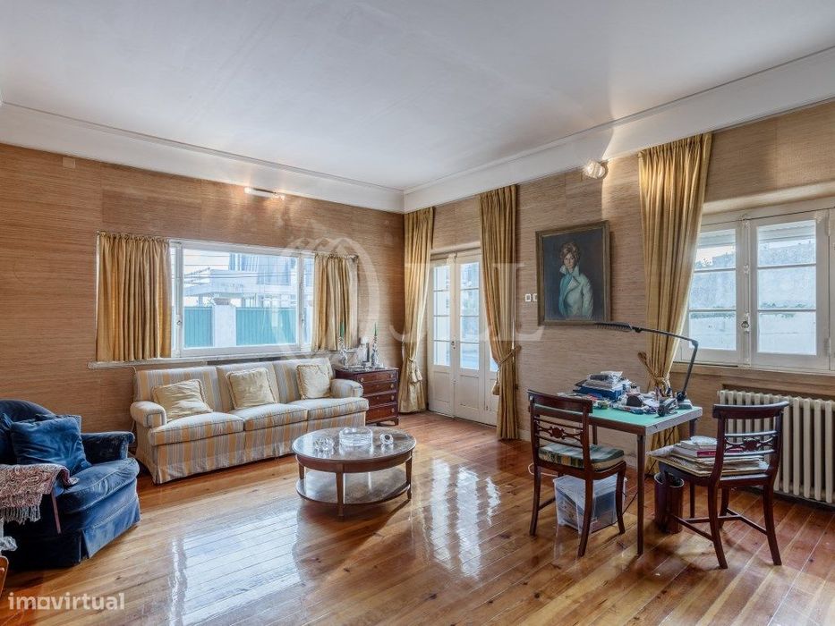 Moradia T5+1 com jardim, vista mar, no Estoril Cascais