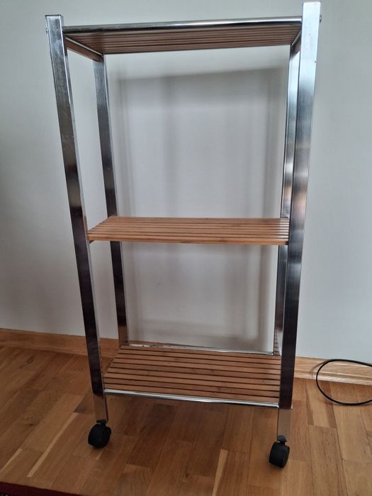 Półka lazienkowa na przybory toaletowe na kółkach.