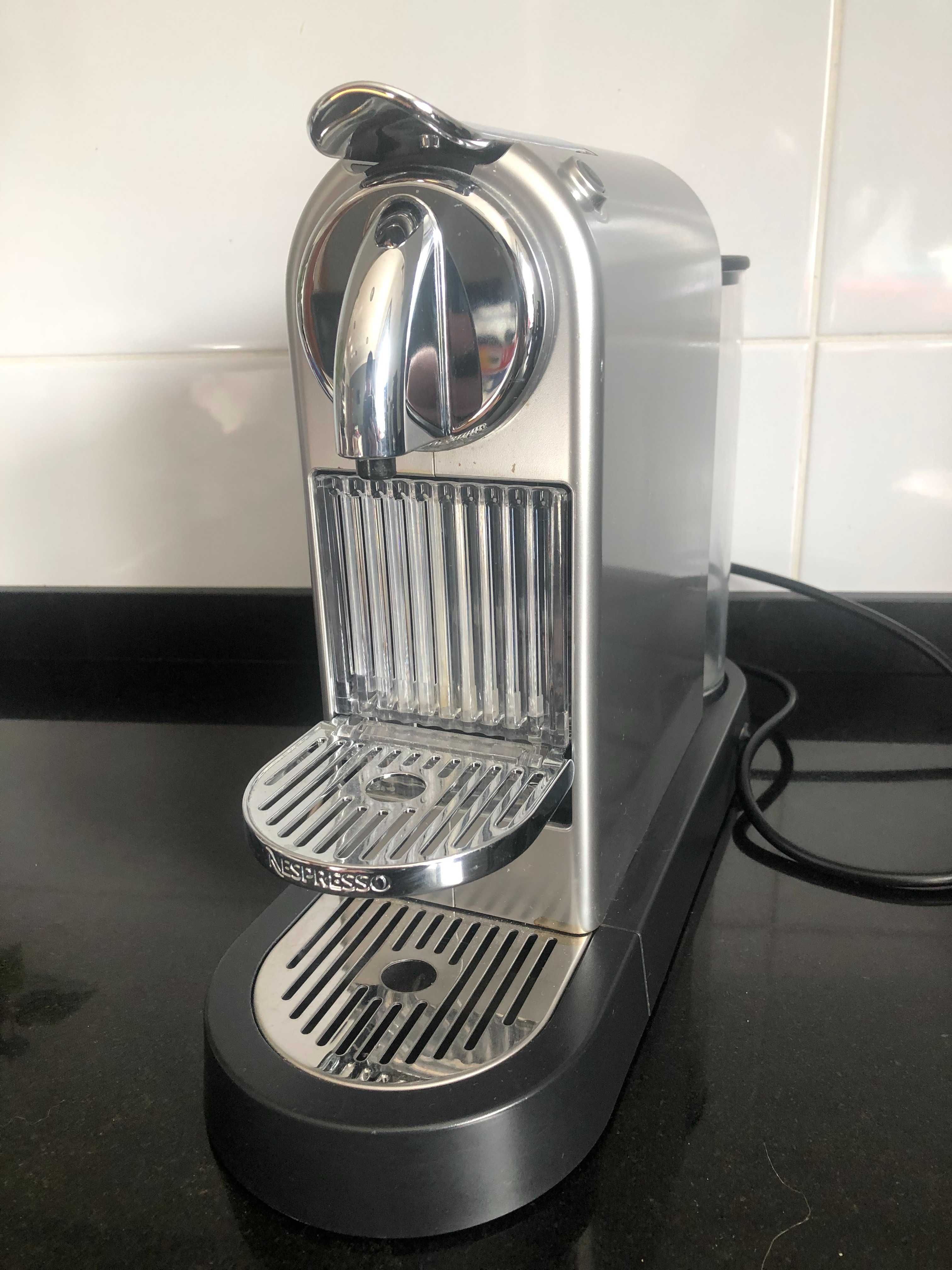 Máquina de café Nespresso D110 para reparação ou peças