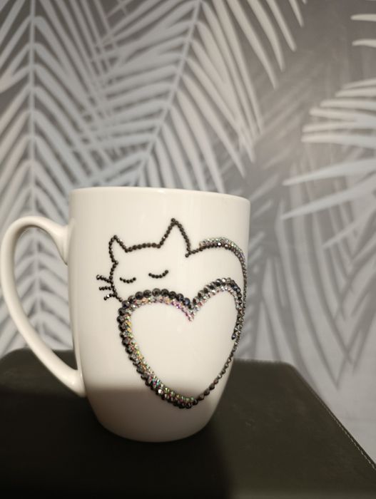 Чашка прикрашена стразами
