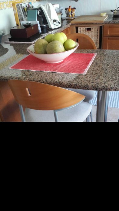 Conjunto mesa de cozinha (120 x 80cm)) + 4 cadeiras + 2 bancos balcão.