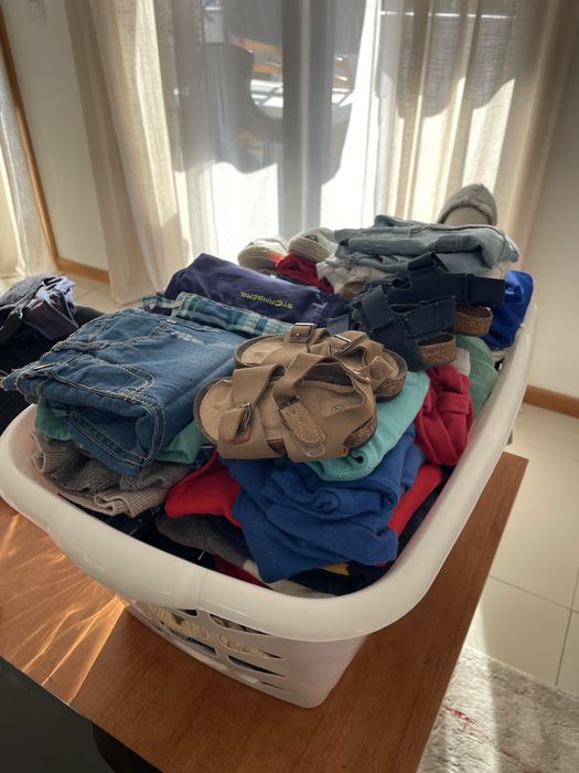 Vendo cesto cheio de roupa para menino