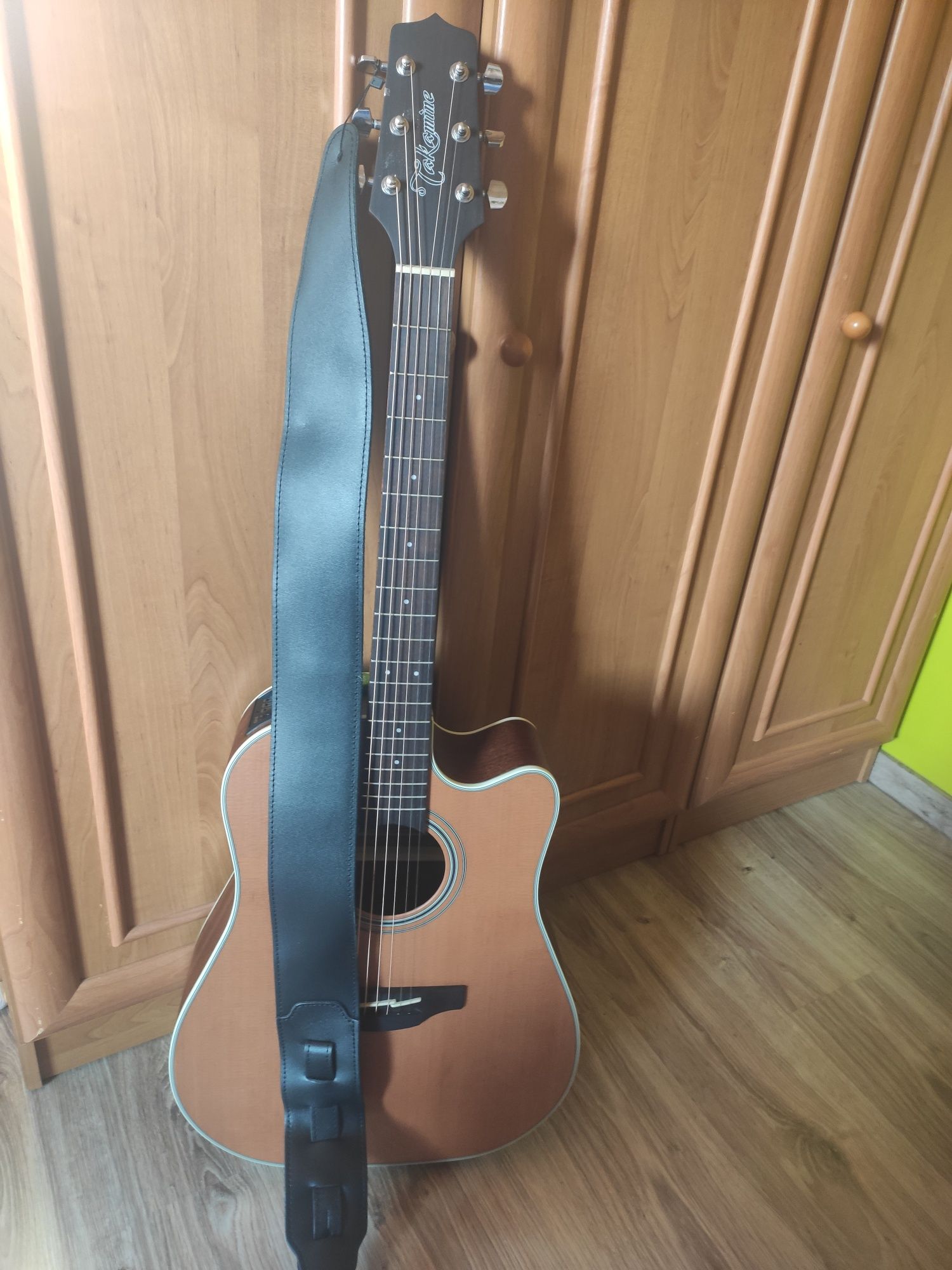 Gitara elektroakustyczna Takamine z futerałem+gratis dwa kable