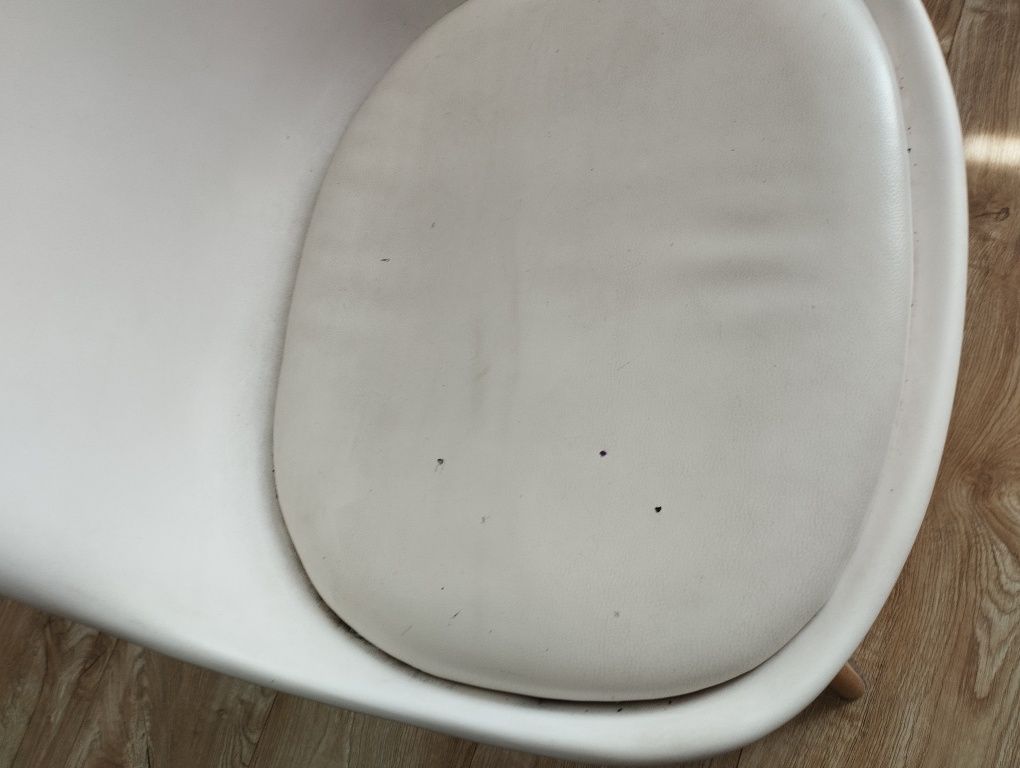 Krzesła białe plastikowe
