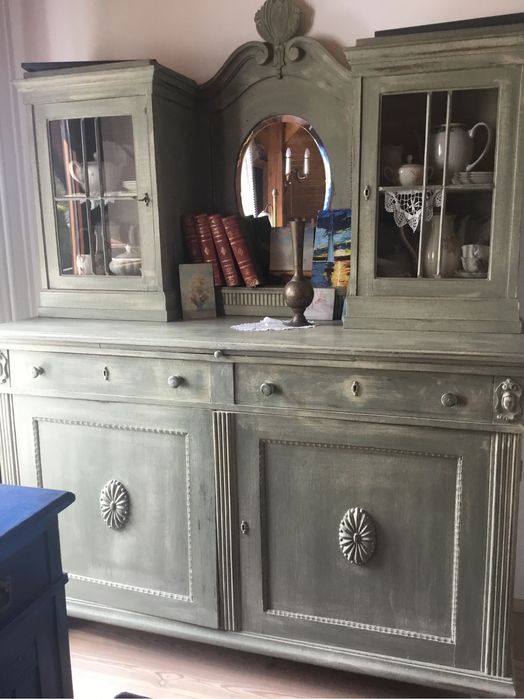 Stary przedwojenny kredens