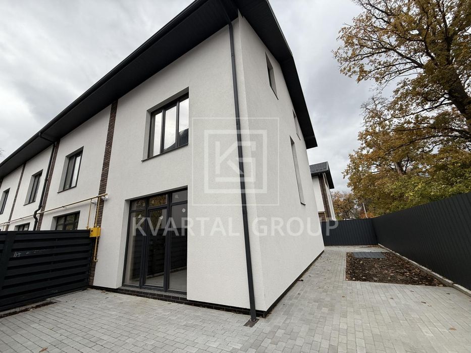 Шикарний таун в центрі, таун хаус під ремонт, кутовий таун