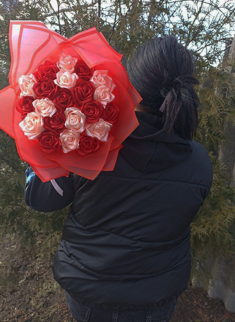 Букет з атласної трічки 21 троянда