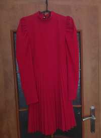 czerwona sukienka plisowana