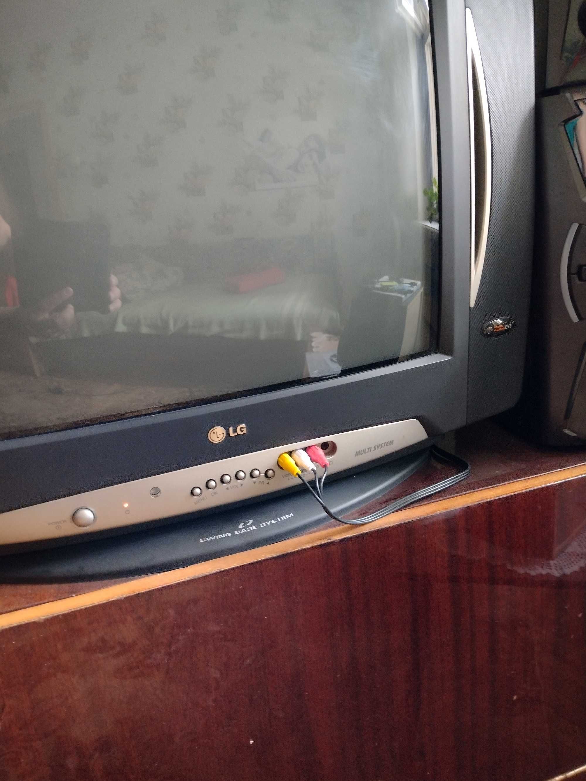 Телевизор LG в хорошем состоянии.