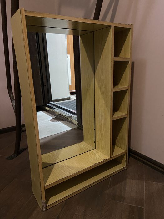 Дзеркало з поличками