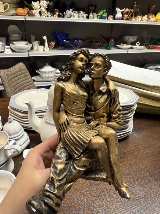 Figurka dekoracja para zakochani złoty kolor na prezent 1809