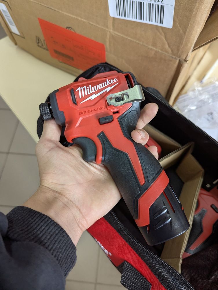 Набір безщіткових шуруповертів Milwaukke 12V