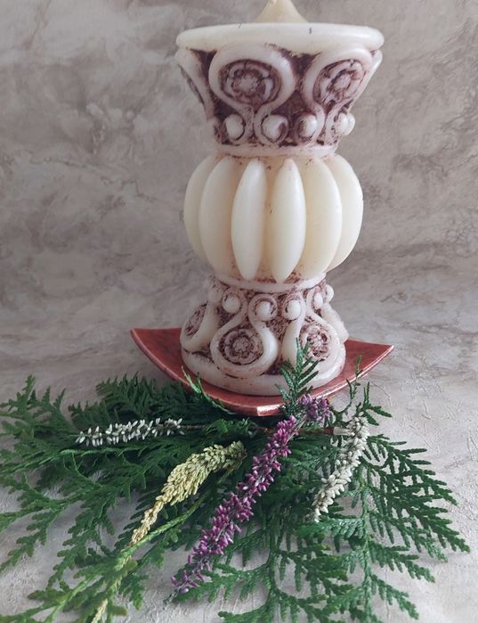 Retro, duża świeca, ładnie profilowana. Zdobiona wypukłymi ozdobami