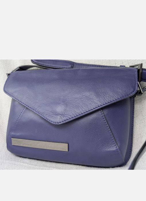 фіолетова шкіряна сумка через плече Pied A Terre