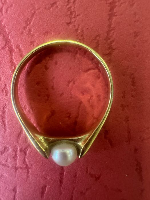 Pierscionek zloty z perlą