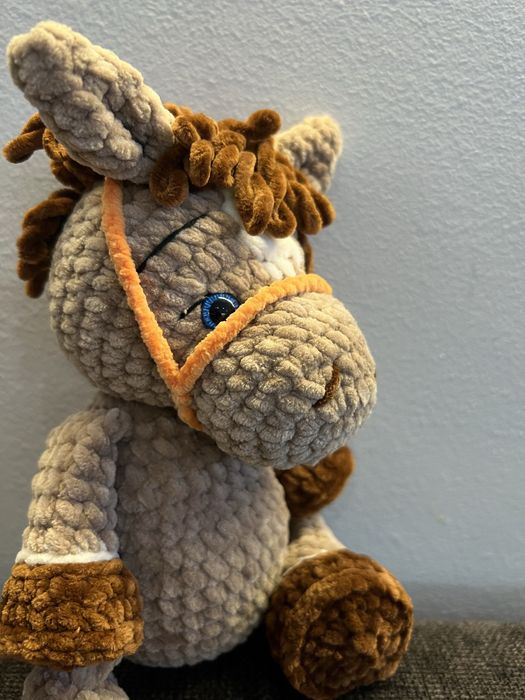 Мʼяка іграшка кінь 30см конячка символ нового року вʼязана амігурумі