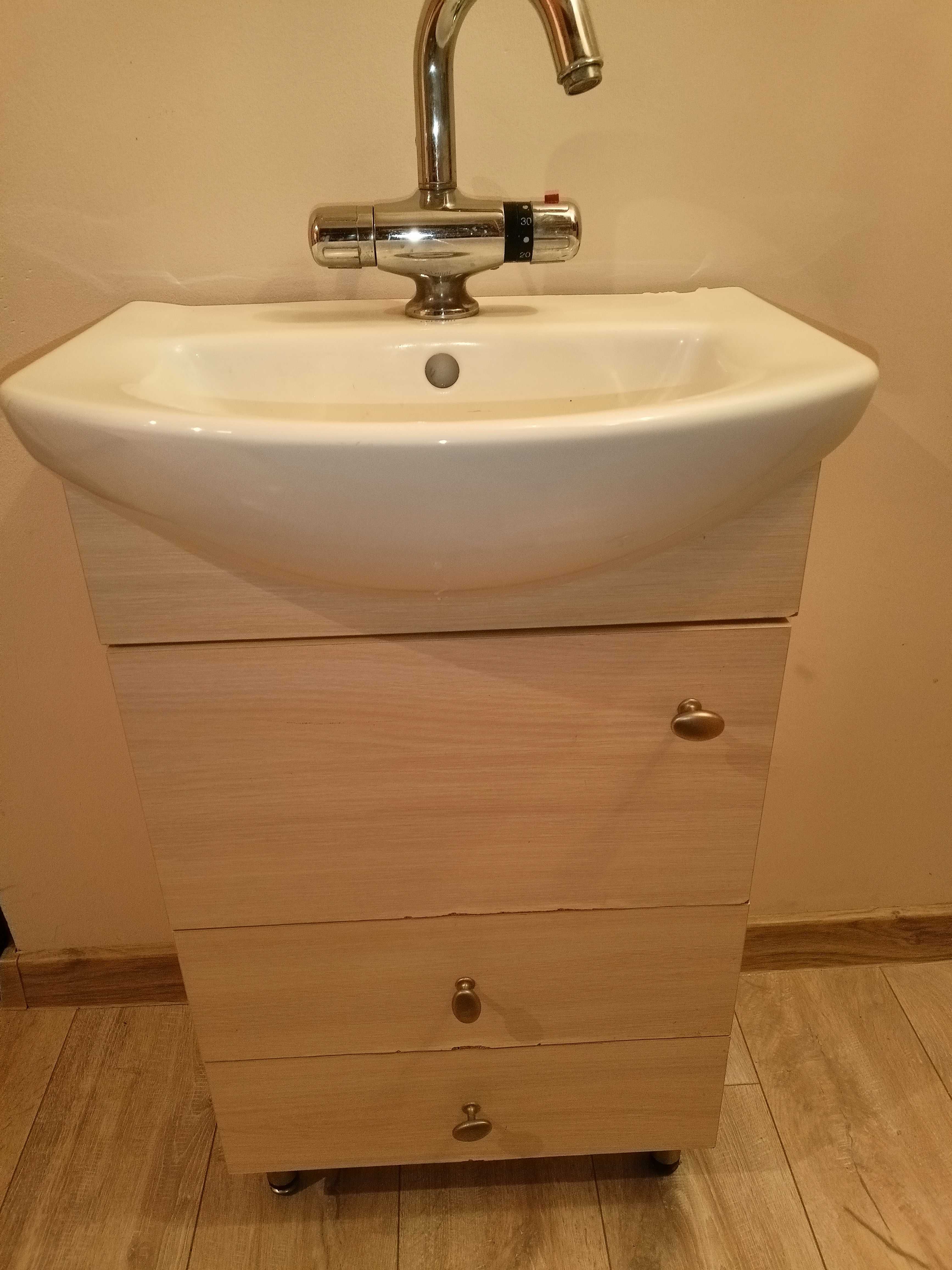 szafka łazienkowa z umywalką  i baterią  termostatyczną