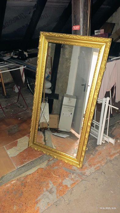 Lustro w złotej ramie