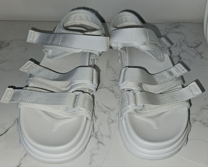 Białe sandały sportowe na rzepy Sinsay 38