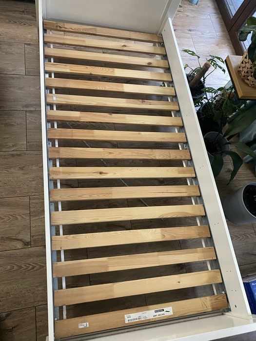 białe łóżko jednoosobowe