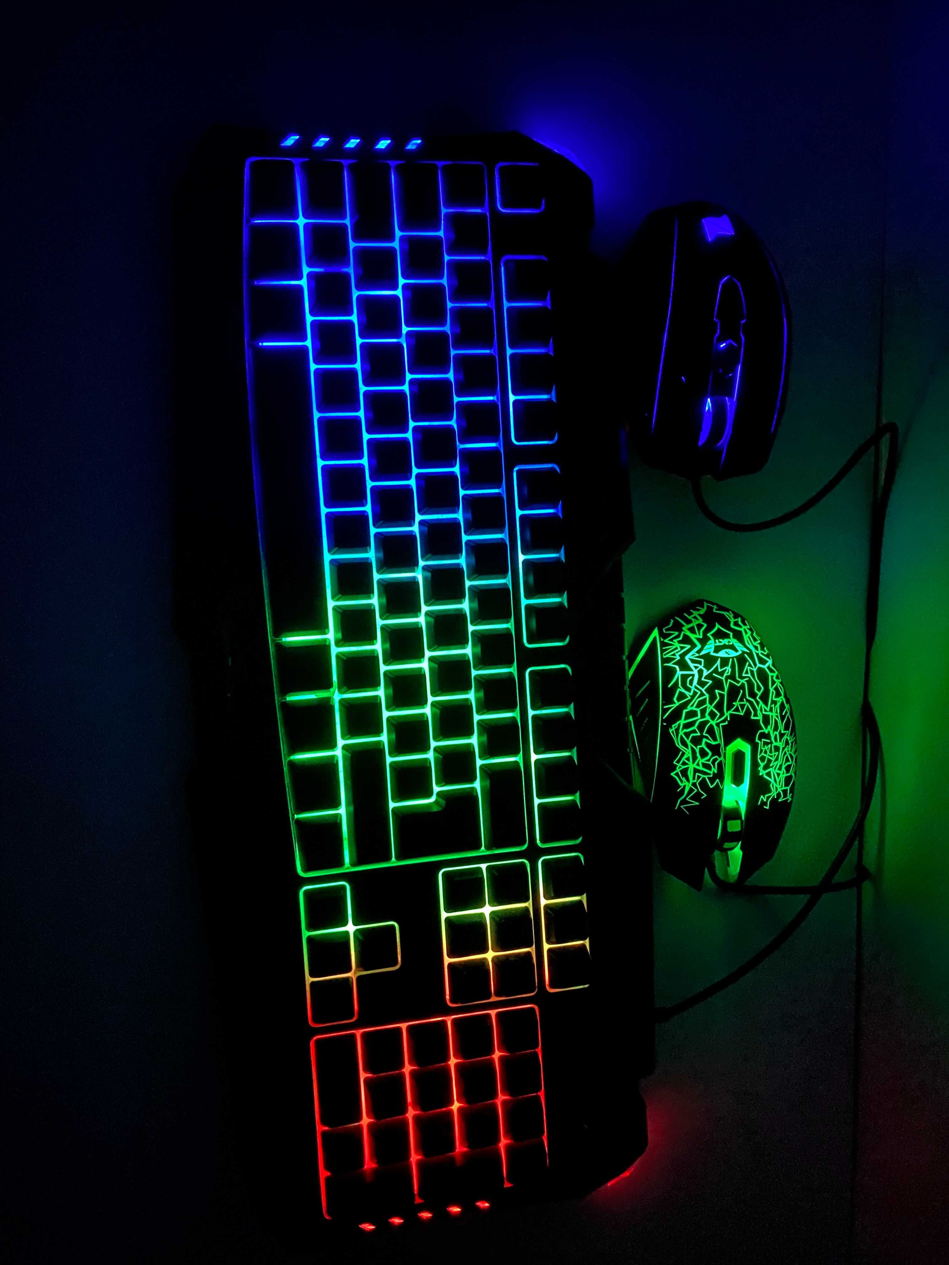 Teclado e mouses gamers vendo junto e separado