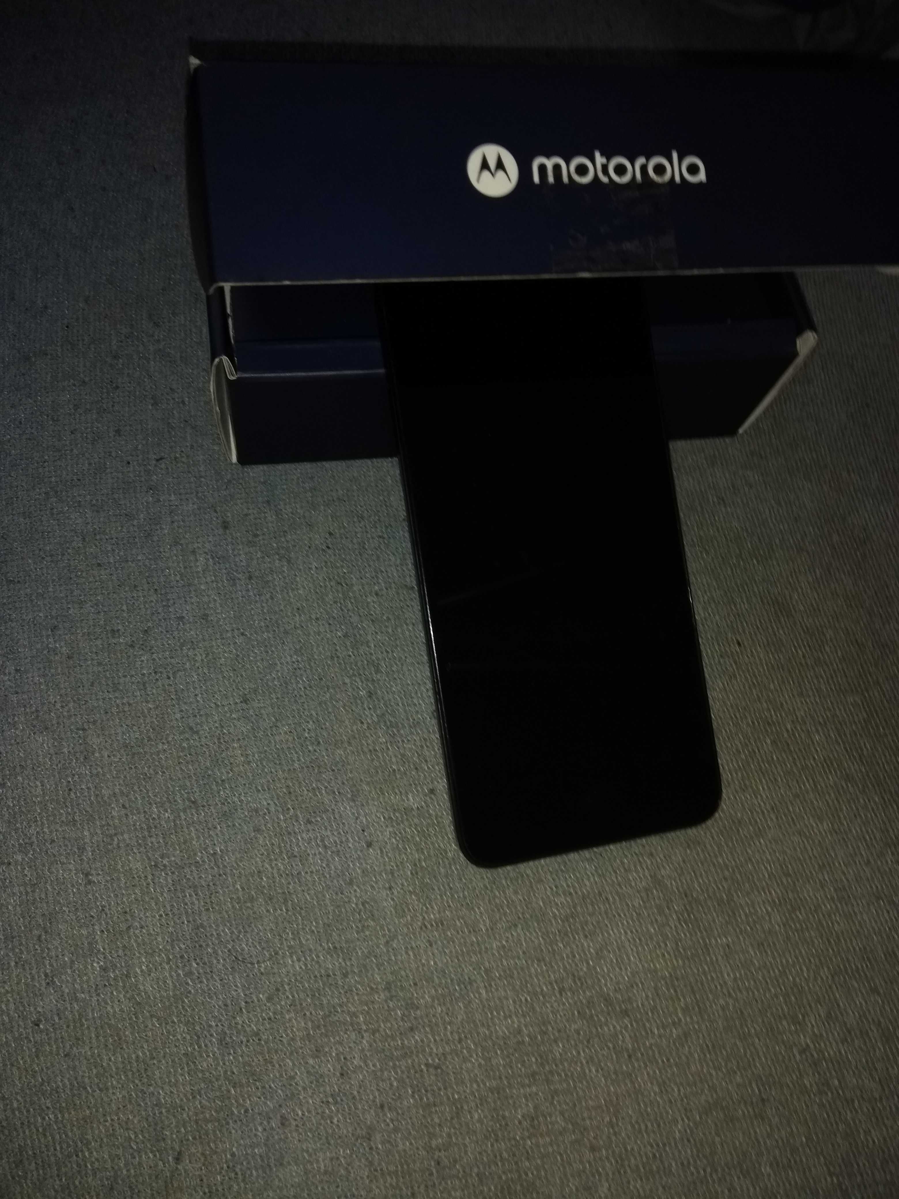 Motorola E13, stan jak nowy.