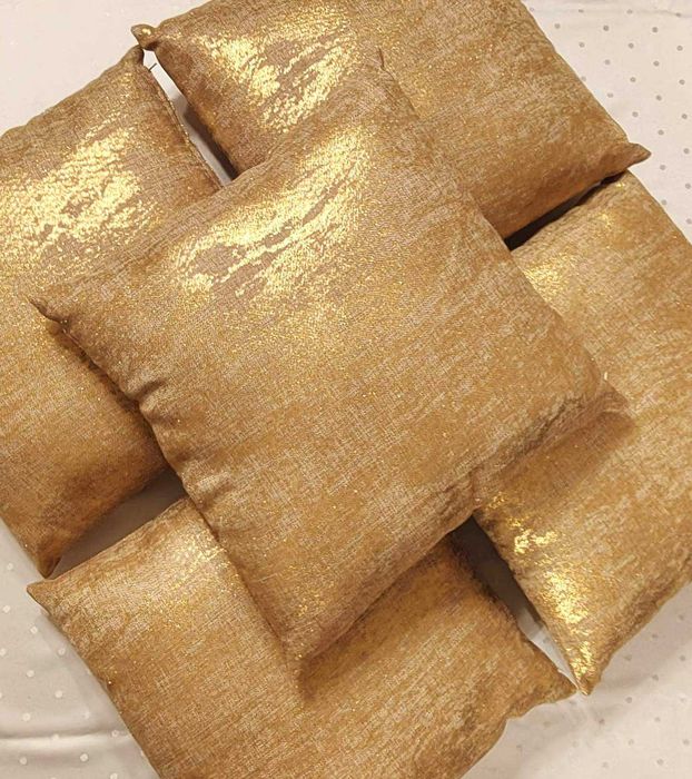 Poduszki dekoracyjne kolor złoty 5 sztuk.