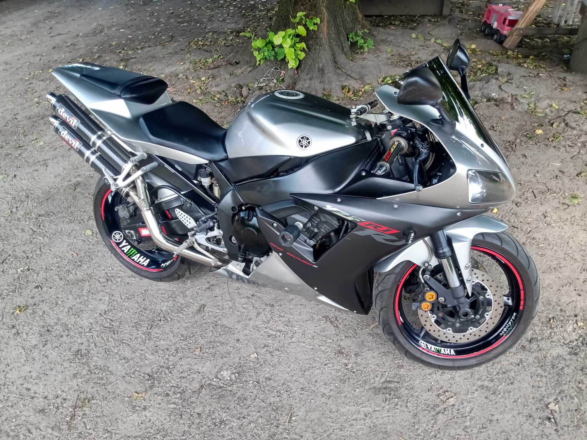Motor Yamaha R 1