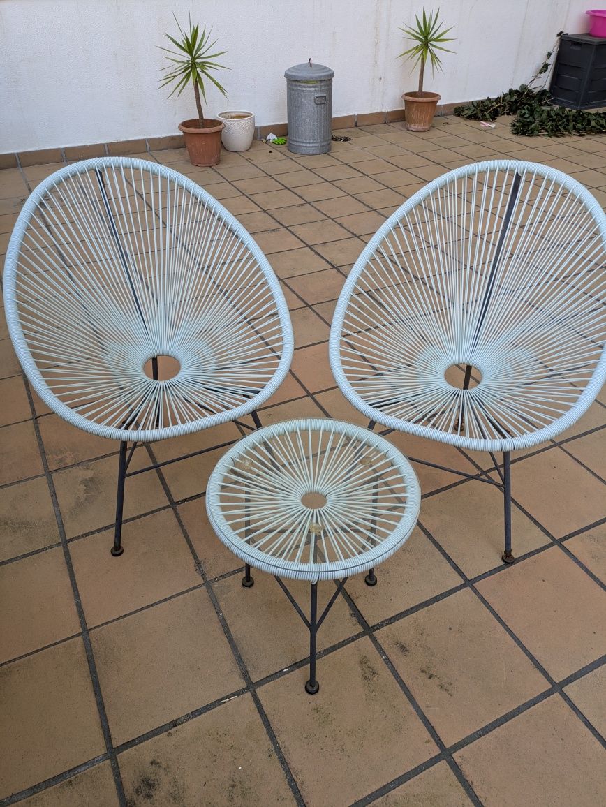 Conjunto cadeiras e mesa em rattan