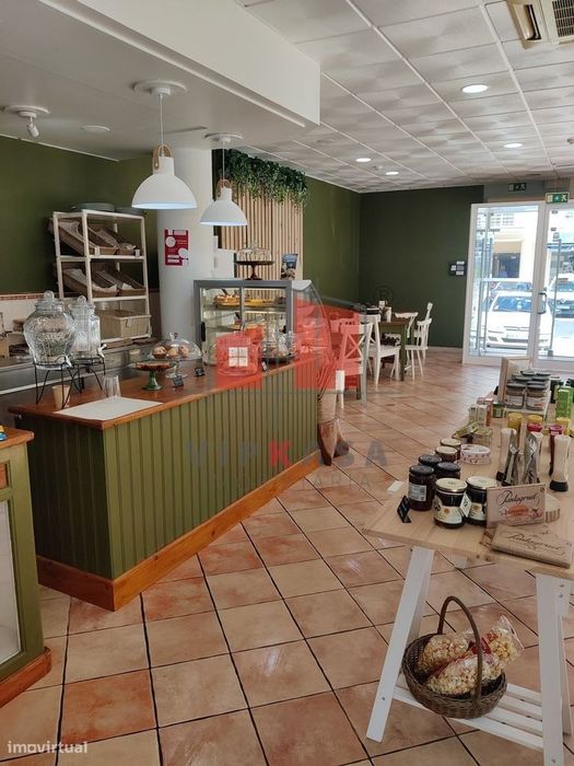 Trespasse de Pastelaria e Padaria com Mercearia no centro de Mafra.