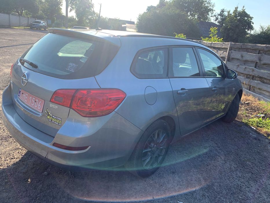 Opel Astra Sports Tourer 2011 1.6л
