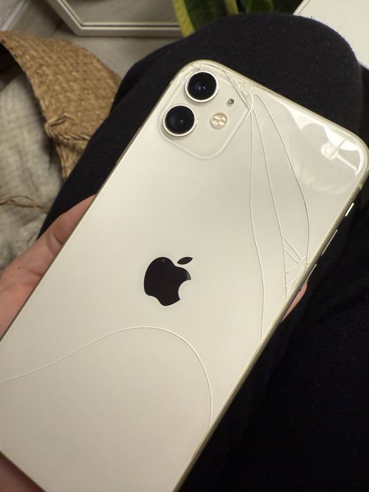 iPhone 11 Branco 64GB + Capas Grátis - Funcional, com Marcas de Uso