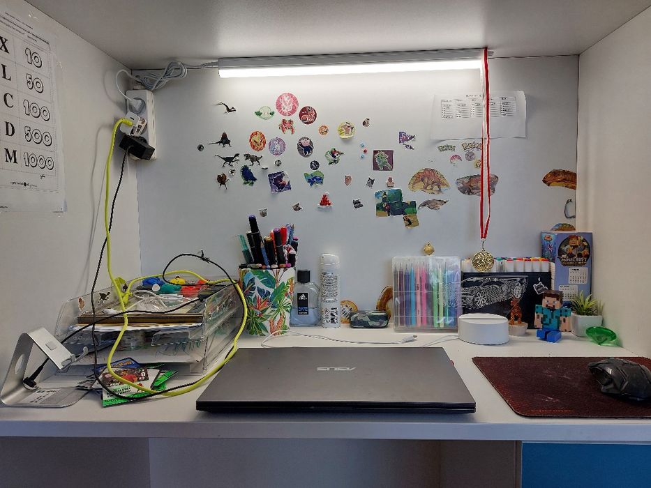 Antresola z biurkiem i szafą