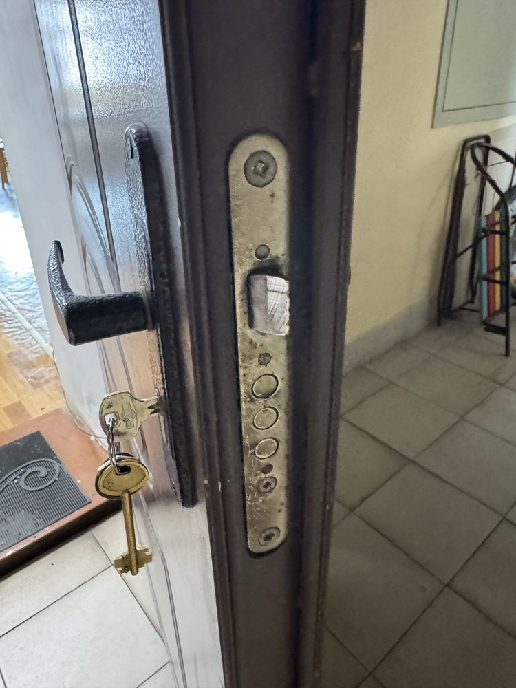 Продам входную дверь