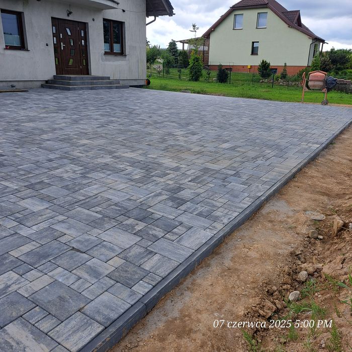 Roboty ziemne( instalacje) i brukarskie .