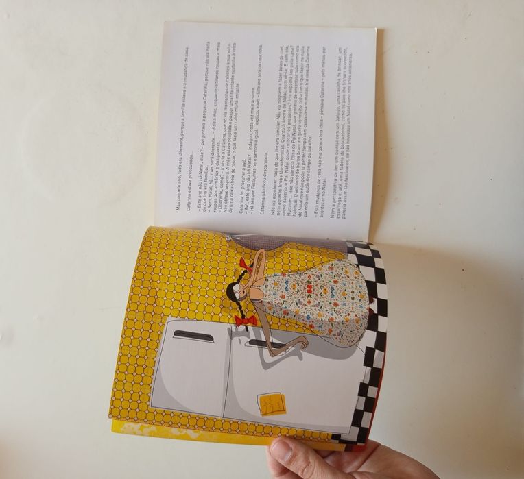 Livro  infantil "Alguém avisou o Pai Natal"