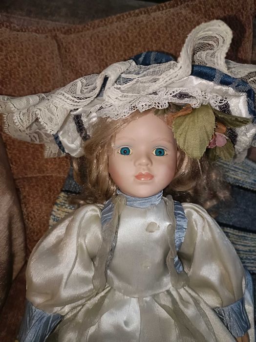 Boneca de porcelana muito bonita