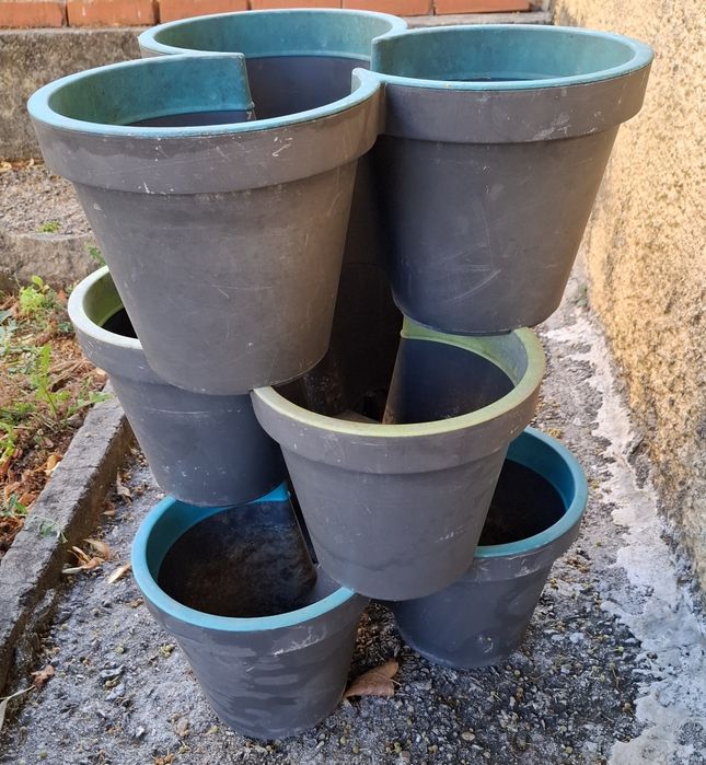 Floreiras em barro e plastico