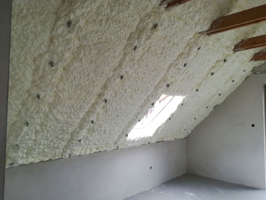 Ocieplenie poddasza, izolacja pianką, docieplenie piana, natrysk PUR