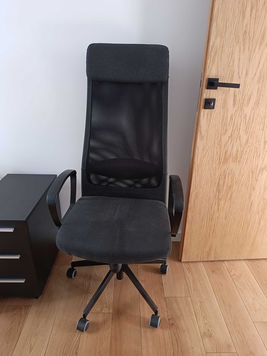 Wygodny fotel biurowy obrotowy