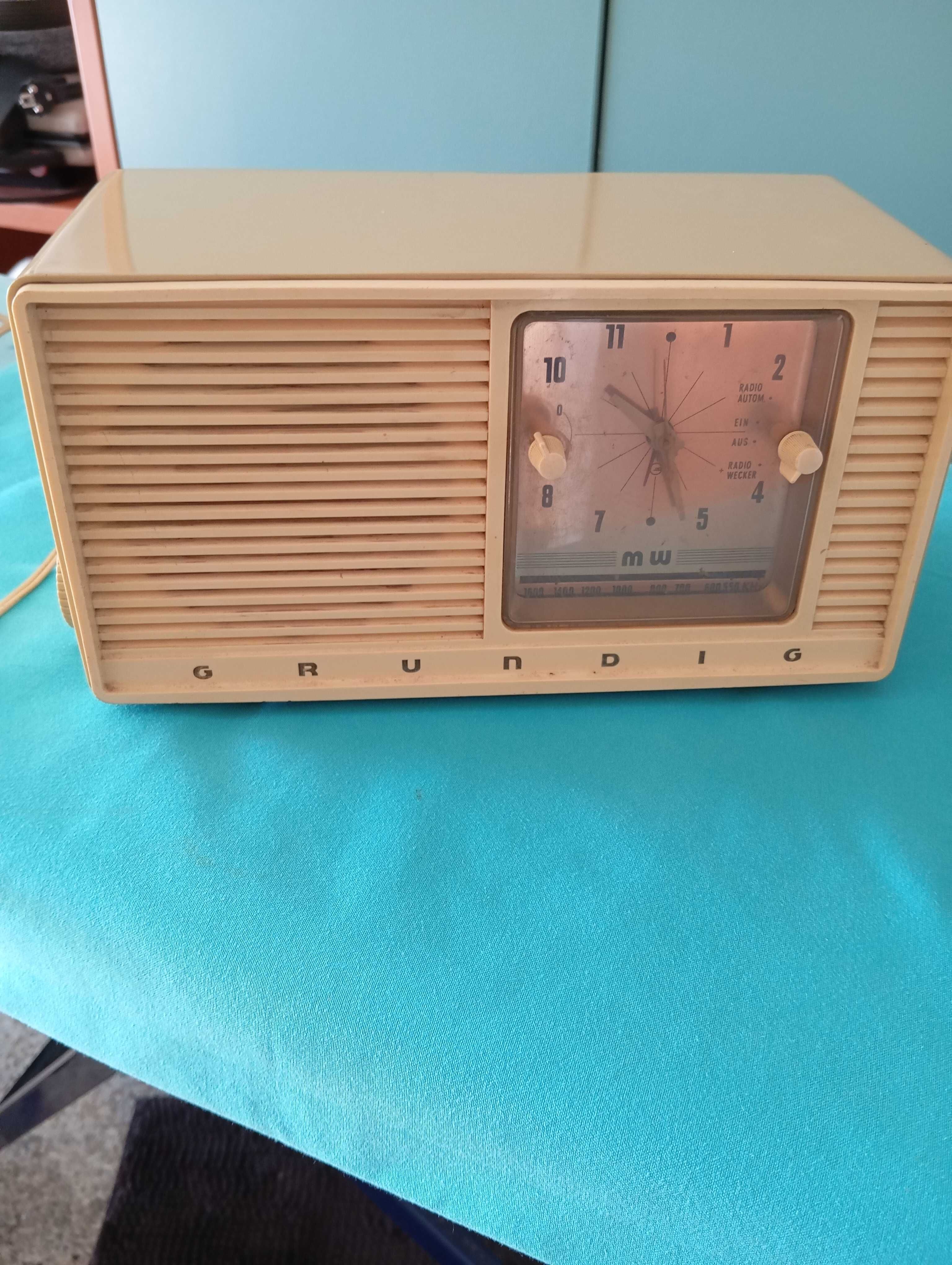 Rádio antigo Grundig Type 60   AM/relógio para reparar ,Válvulas