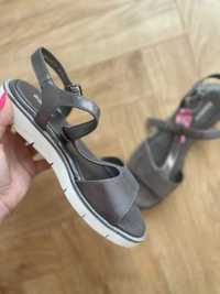 Sandałki w szaro-srebrnym kolorze