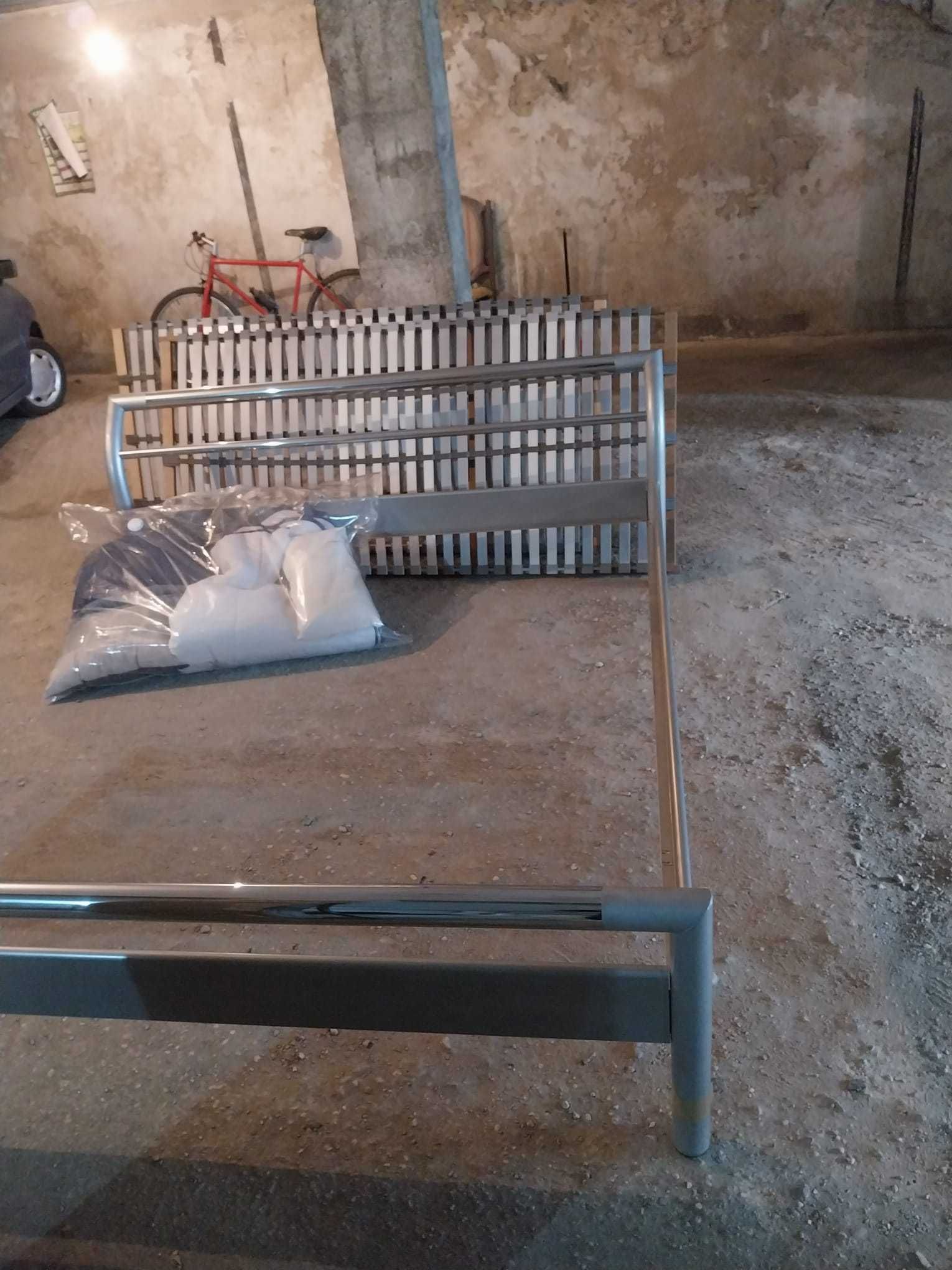 Cama de Casal Metálica com Estrado
