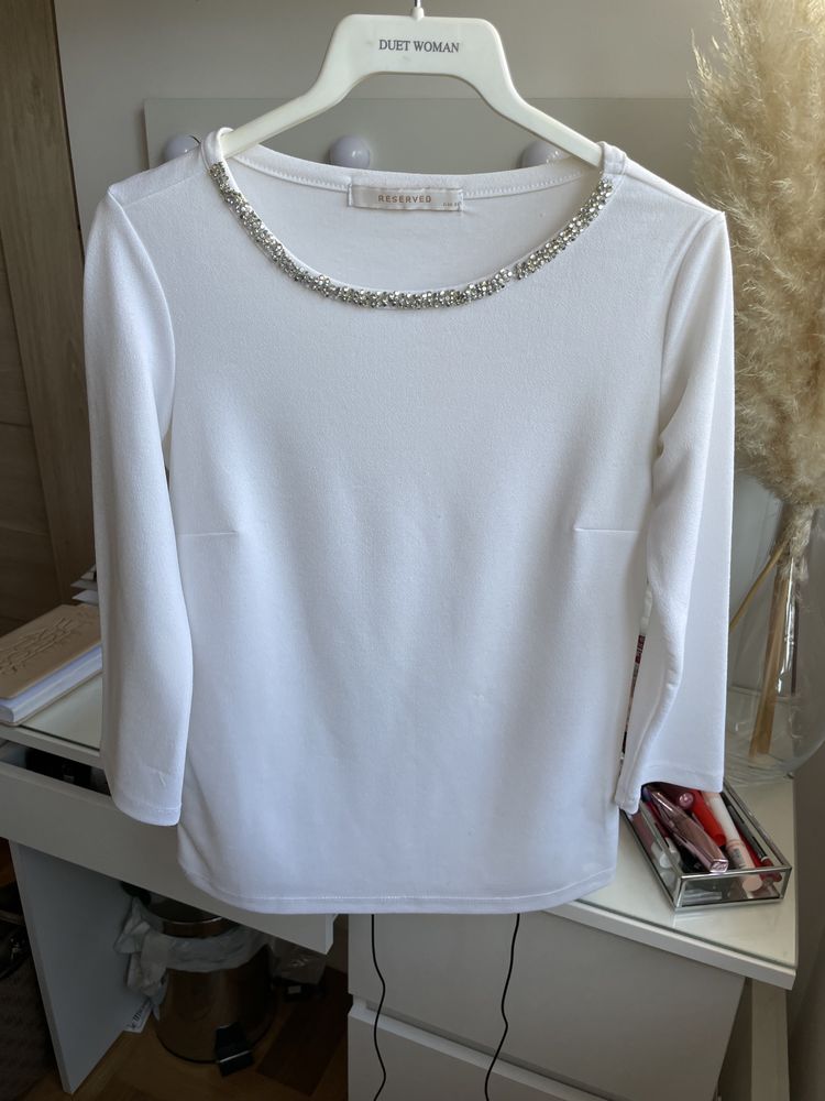 Biała bluzka z biżuteryjnym dekoltem Reserved XS 34