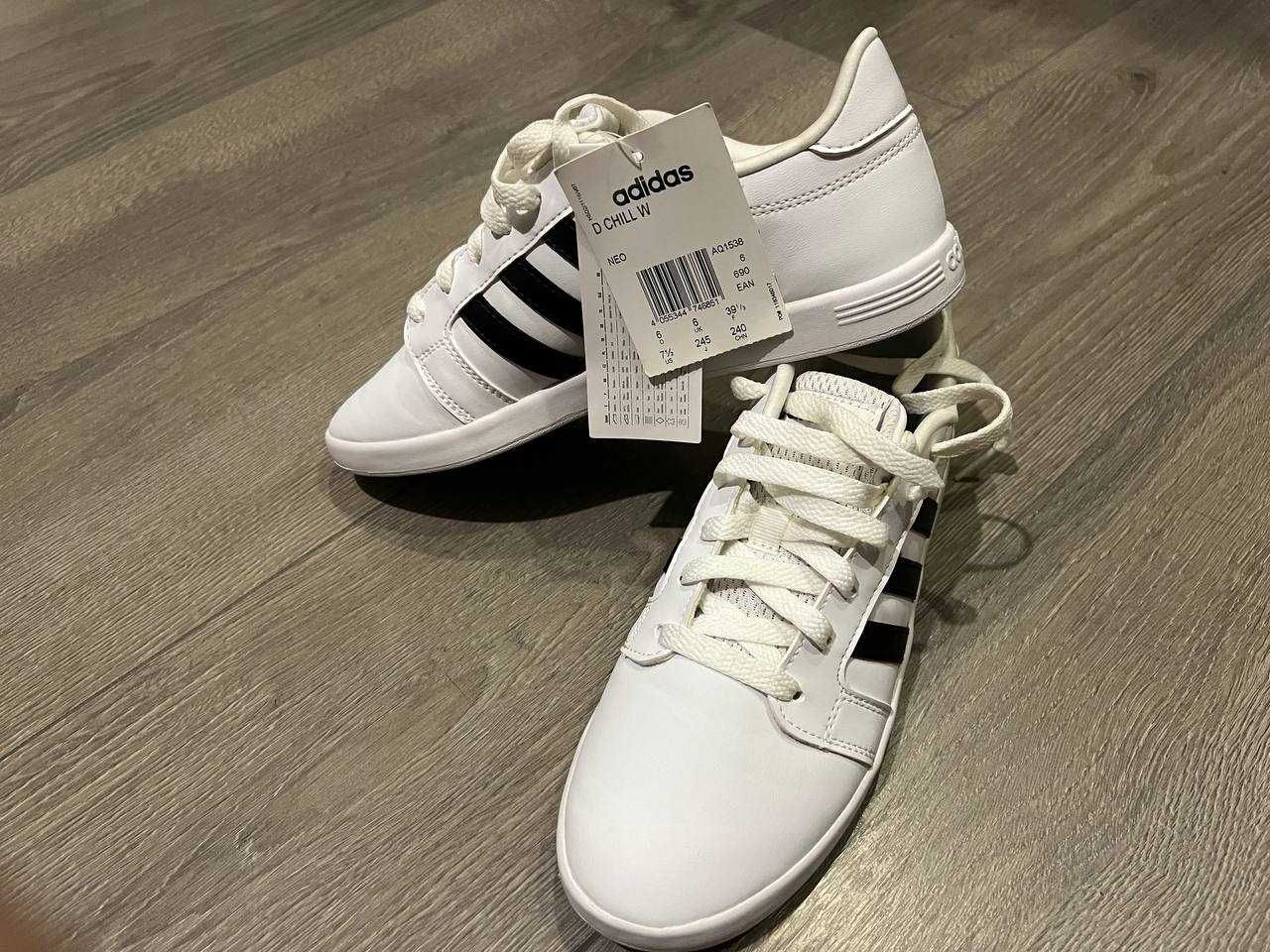 Кросівки adidas в ідеальному стані.