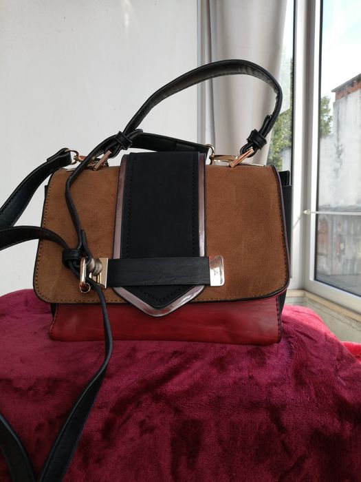 Mala de paredes grossas de várias cores