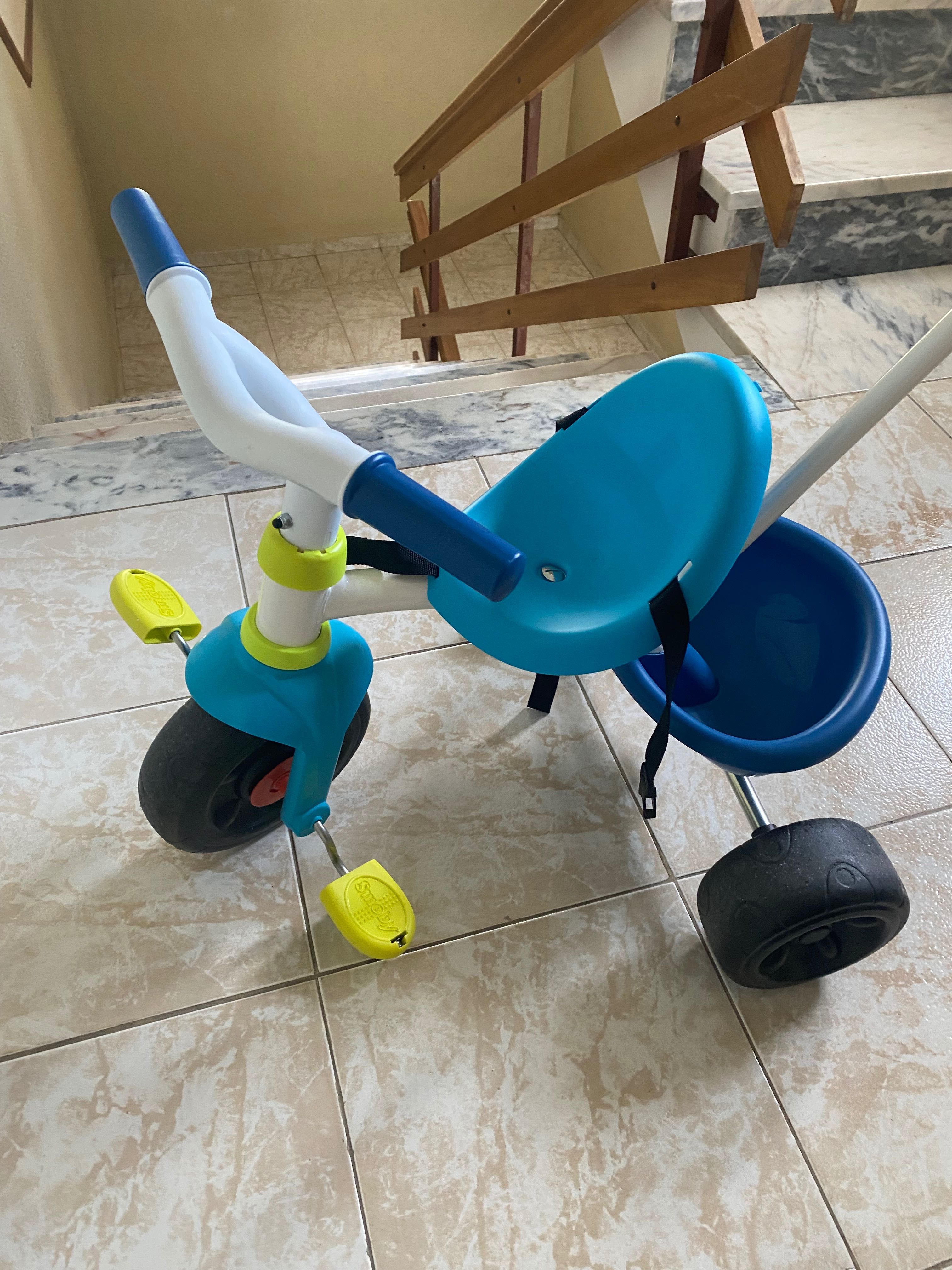 Triciclo praticamente novo