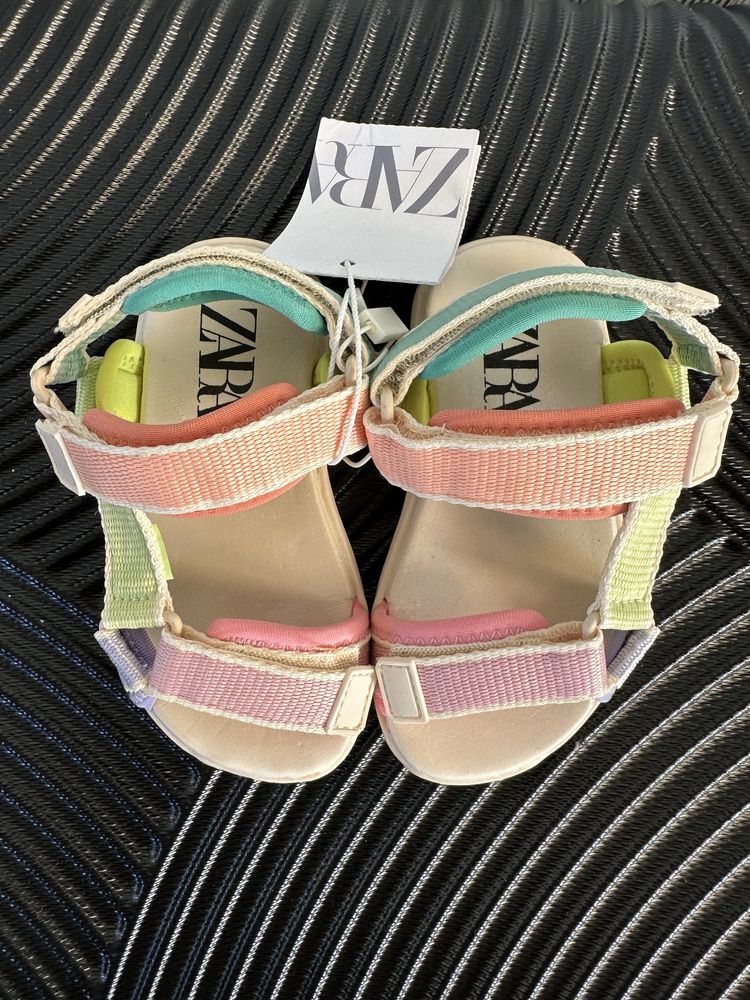 Нові! Босоніжки-сандалі  Zara на дівчинку. Розмір 22